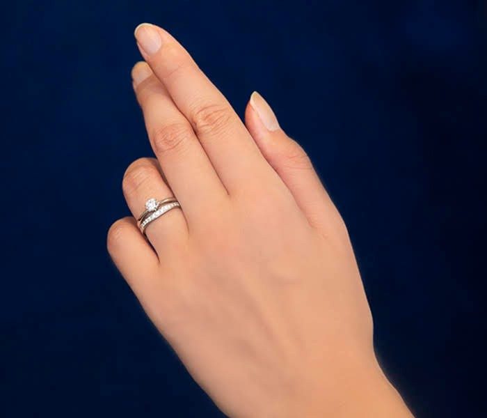 介绍想结婚戒指和订婚戒指的重nezukeo的推荐的搭配